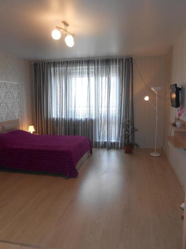 Red avenue - image 8