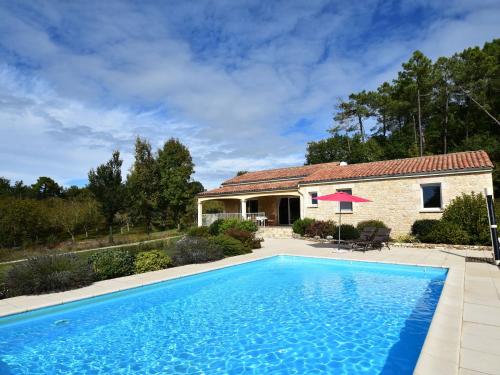 Holiday home in Montcl ra with sunny garden playground equipment and private pool - Location saisonnière - Montcléra