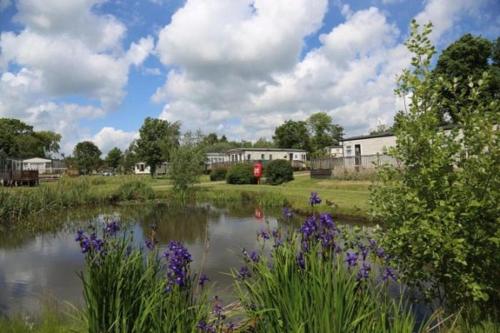 Beautiful Caravan With Decking At Carlton Meres Park, Suffolk Ref 60009cl