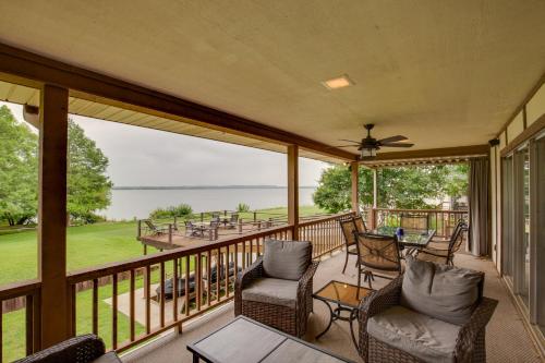 Cedar Creek Lake House with Hot Tub and Private Dock! in Kemp, USA