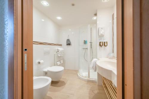 Deluxe Double Room with Balcony and Lake View image 7