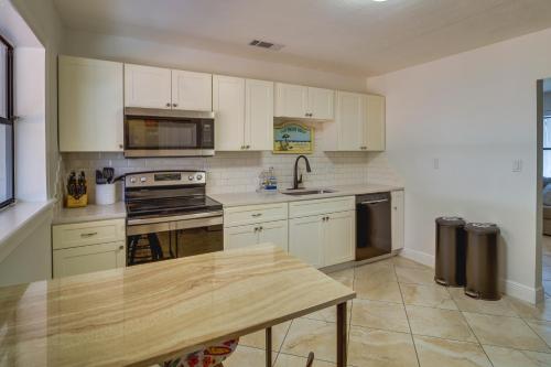 Melbourne Escape with Screened Patio, Near Beaches! in Melbourne, USA