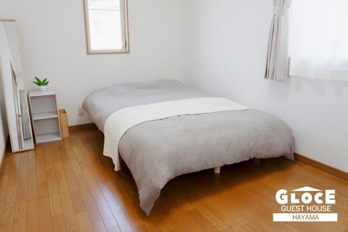 GLOCE葉山サンセットハウスMORITO l バルコニーから葉山の海と町を一望 小型犬玄関と庭のみアクセス可 - Tap to explore photos