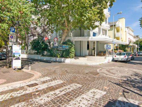  Residence located in a quiet area of Riccione 50 meters from the sea, Ferienwohnung in Riccione