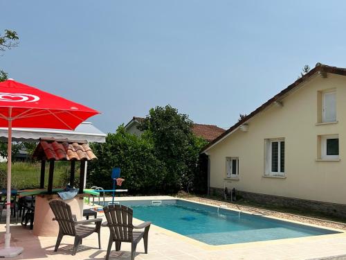 Jolie Villa indépendante climatisée 3 chambres tout confort 6 couchages, piscine chauffée 4 X 8 disponible selon météo de Mai à fin Septembre, Jacuzzi 4 places, boulodrome éclairé, ping-pong, wifi, proche commerces Animaux domestiques sur demande gîte à louer Bretenoux