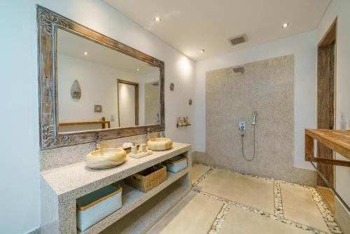 Villa Harlow: Stylish 3BR Villa - Centrally Located in Berawa - image 3