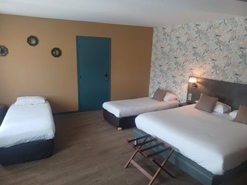 1 double bed, 2 twin beds