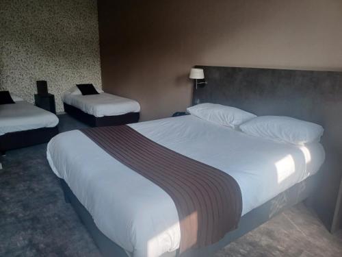 1 double bed, 2 twin beds