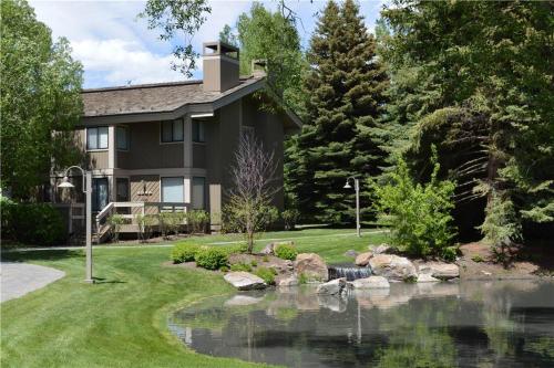 B&B Sun Valley - Creekside Condo 1296 - Bright & Sunny for 6 Guests with Resort Pool Included - Bed and Breakfast Sun Valley