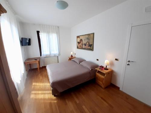 1 double bed, 2 twin beds