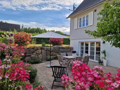 Große Ferienwohnung mit Kamin, Garten & 2 Bädern nahe Ostsee in Boltenhagen, Deutschland