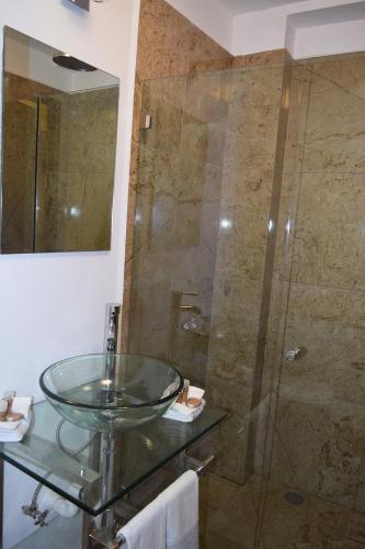 Hotel Condesa 185 - 샤워실