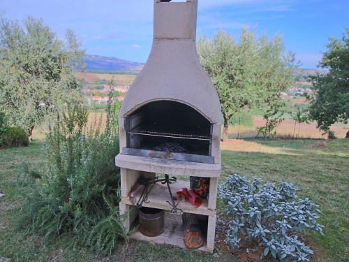 Cottage in Montelabbate with Pool Garden BBQ Parking