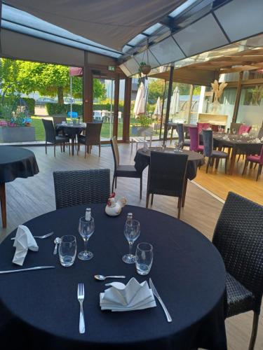 Étterem, Hôtel La Parenthèse (Hotel La Parenthese) in Attignat