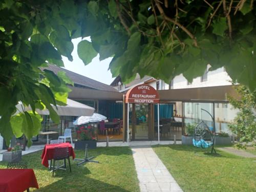 Hôtel La Parenthèse (Hotel La Parenthese) in Attignat