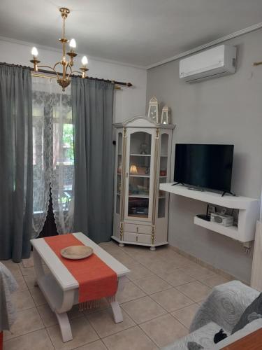 Seadmed, Poly's Sea Side House in Koropi
