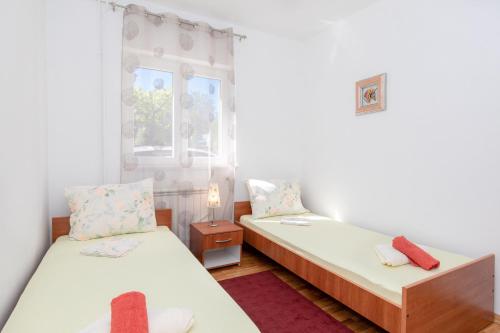 Apartment LAVANDA with beautiful garden - image 4