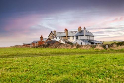 Cliff-top Coastguard's Cottage, an Off-Grid Escape