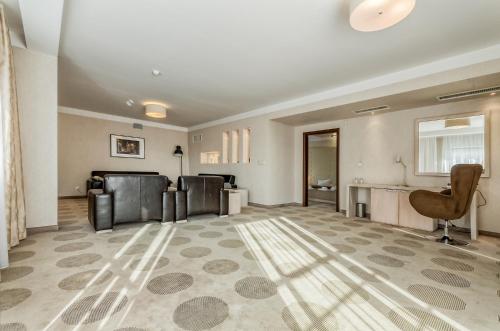 Hotel Swing - image 9