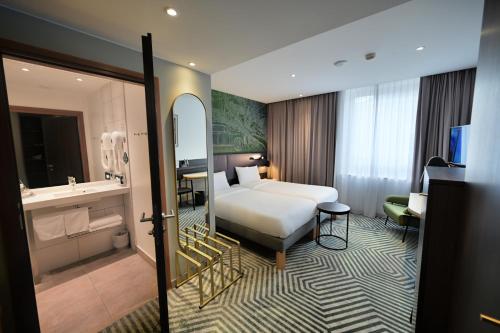 room detail thumbnail 1