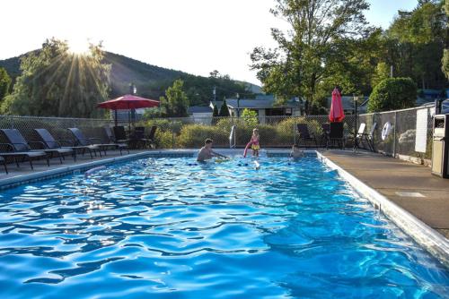 Adirondack Sunrise Lodge - Accommodation - Lake George