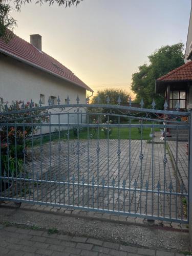 Viesnīcas āriene, Muskátli Apartman (Muskatli Apartman) in Balatonakali