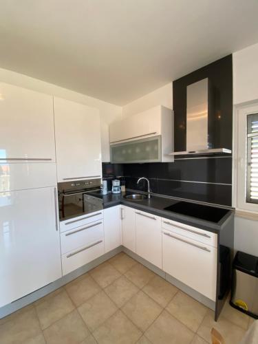 One-Bedroom Apartment with Balcony and Sea View image 5