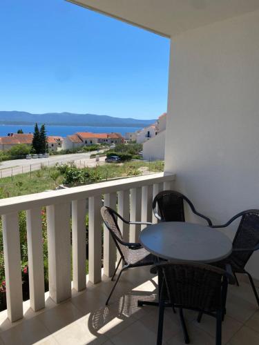 One-Bedroom Apartment with Balcony and Sea View image 2