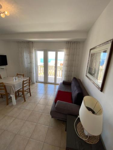 One-Bedroom Apartment with Balcony and Sea View image 3