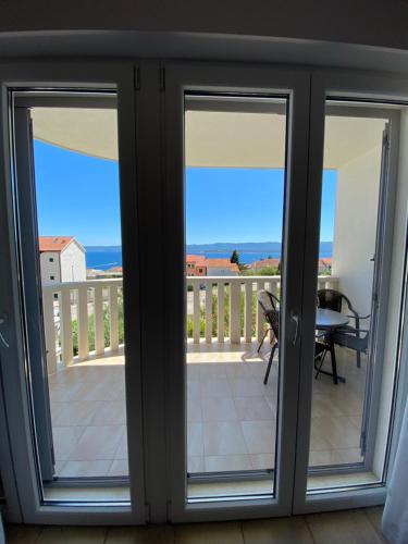 One-Bedroom Apartment with Balcony and Sea View image 4