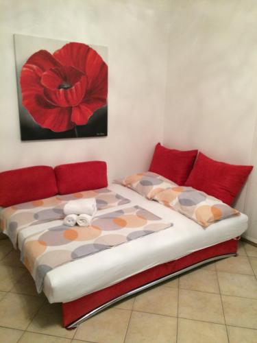 One-Bedroom Apartment with Patio and Partial Sea View (4 Adults) image 1