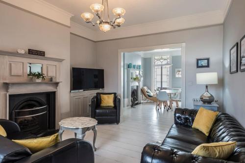 The Wellington: Two bedroom apartment with balcony and sea views - image 12