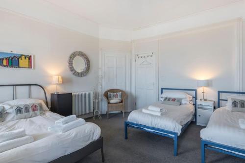 The Wellington: Two bedroom apartment with balcony and sea views - main image