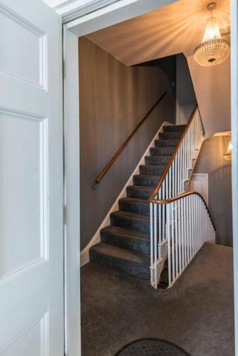 The Wellington: Two bedroom apartment with balcony and sea views - image 9