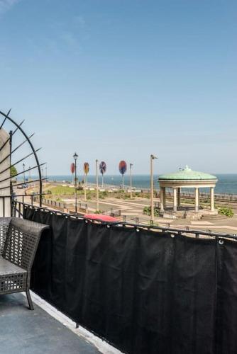 The Wellington: Two bedroom apartment with balcony and sea views - image 14