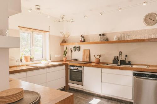 บริการและสิ่งอำนวยความสะดวก, Sãone Guesthouse - Coworking & Retreat Location (Saone Guesthouse - Coworking & Retreat Location) in บาเลยา
