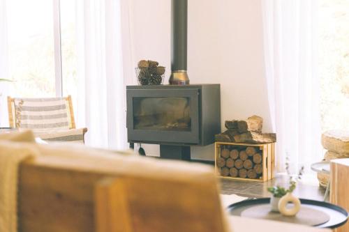 ห้องส่วนกลางสำหรับนั่งเล่น/ดูทีวี, Sãone Guesthouse - Coworking & Retreat Location (Saone Guesthouse - Coworking & Retreat Location) in บาเลยา