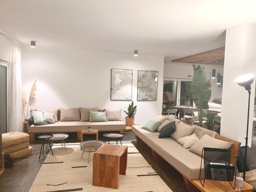 ห้องส่วนกลางสำหรับนั่งเล่น/ดูทีวี, Sãone Guesthouse - Coworking & Retreat Location (Saone Guesthouse - Coworking & Retreat Location) in บาเลยา