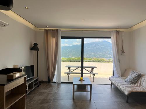 Appartement une chambre avec vue mer et montagnes, proche du centre -1