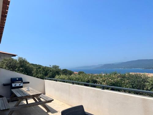 Appartement une chambre avec vue mer et montagnes, proche du centre -1