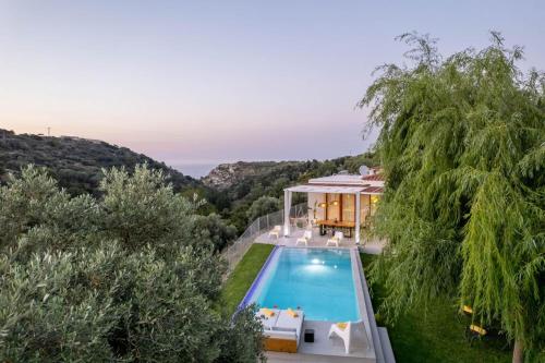 Elegant new villa,with pool,BBQ, ping pong table & gym facilities, just 2km from the town!