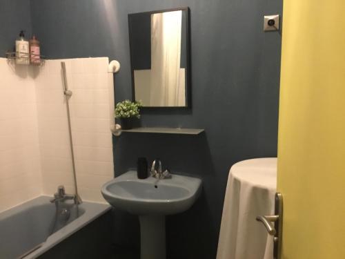 Bathroom, Just for sleep - Parisian Male dorm room - daily stay from 20h to 10h -contact the private host via  in Bobigny