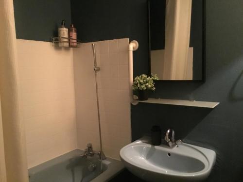 Bathroom, Just for sleep - Parisian Male dorm room - daily stay from 20h to 10h -contact the private host via  in Bobigny