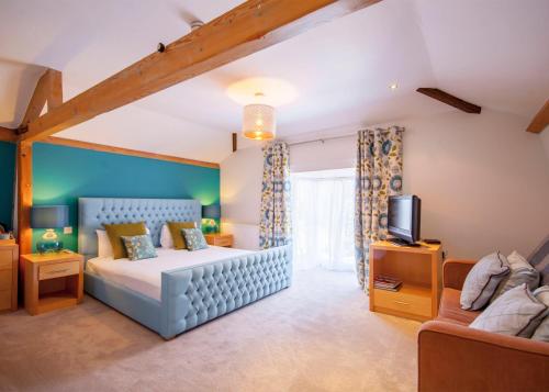 1 queen bed, 1 sofa bed
