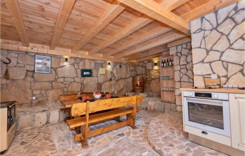 Beautiful Home In Vrgorac With Wifi