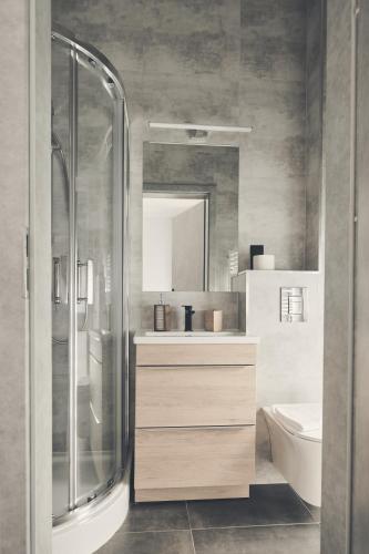 Family Room image 10