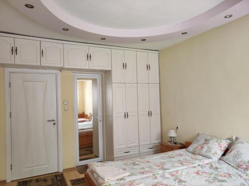 1 double bed, 1 twin bed