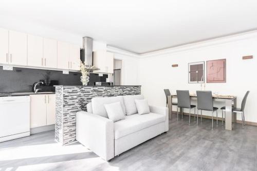 Apartment with balcony next to Buttes Chaumonts, Париж