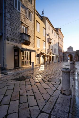 Apartments Tiramola Old Town - image 5