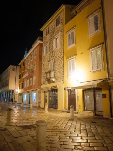 Apartments Tiramola Old Town - image 8
